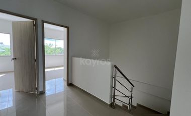 Casa de 2 pisos en venta en el barrio Guadalupe, Montería: 3 habitaciones, patio y terraza amplia