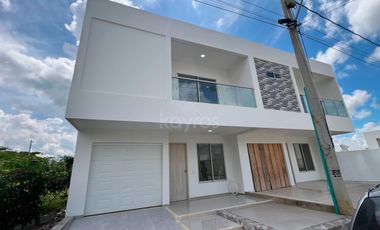 Casa de 2 pisos en venta en el barrio Guadalupe, Montería: 3 habitaciones, patio y terraza amplia