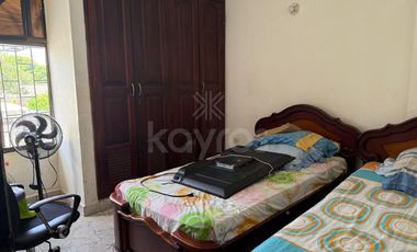 Casa de 3 pisos con balcones en El Amparo, Montería: 5 habitaciones, garaje y alta valorización