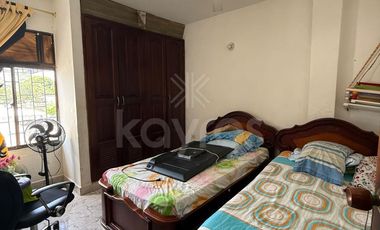 Casa de 3 pisos con balcones en El Amparo, Montería: 5 habitaciones, garaje y alta valorización