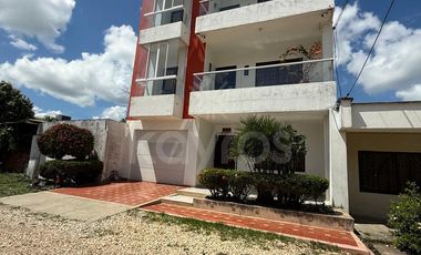 Casa de 3 pisos con balcones en El Amparo, Montería: 5 habitaciones, garaje y alta valorización