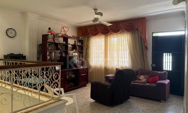 Casa de 3 pisos con balcones en El Amparo, Montería: 5 habitaciones, garaje y alta valorización