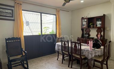 Casa de 3 pisos con balcones en El Amparo, Montería: 5 habitaciones, garaje y alta valorización