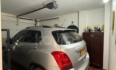 Casa de 3 pisos con balcones en El Amparo, Montería: 5 habitaciones, garaje y alta valorización