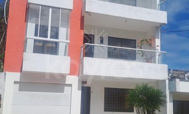 Casa de 3 pisos con balcones en El Amparo, Montería: 5 habitaciones, garaje y alta valorización