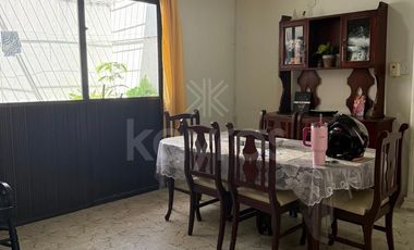 Casa de 3 pisos con balcones en El Amparo, Montería: 5 habitaciones, garaje y alta valorización