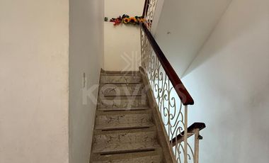 Casa de 3 pisos con balcones en El Amparo, Montería: 5 habitaciones, garaje y alta valorización