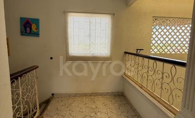 Casa de 3 pisos con balcones en El Amparo, Montería: 5 habitaciones, garaje y alta valorización