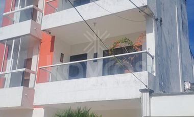 Casa de 3 pisos con balcones en El Amparo, Montería: 5 habitaciones, garaje y alta valorización
