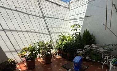 Casa de 3 pisos con balcones en El Amparo, Montería: 5 habitaciones, garaje y alta valorización