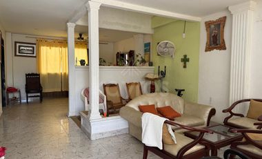 Casa de 3 pisos con balcones en El Amparo, Montería: 5 habitaciones, garaje y alta valorización