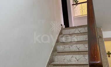 Casa de 3 pisos con balcones en El Amparo, Montería: 5 habitaciones, garaje y alta valorización
