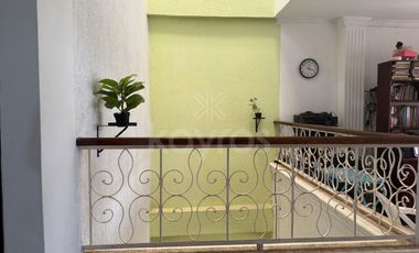 Casa de 3 pisos con balcones en El Amparo, Montería: 5 habitaciones, garaje y alta valorización