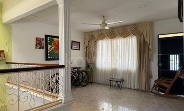 Casa de 3 pisos con balcones en El Amparo, Montería: 5 habitaciones, garaje y alta valorización