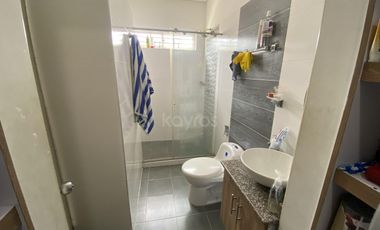 Casa de 2 pisos en Rosendo Garcés: 3 habitaciones, seguridad y confort