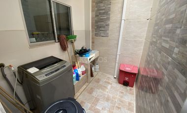 Casa de 2 pisos en Rosendo Garcés: 3 habitaciones, seguridad y confort