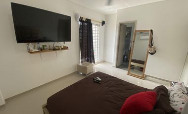 Casa de 2 pisos en Rosendo Garcés: 3 habitaciones, seguridad y confort