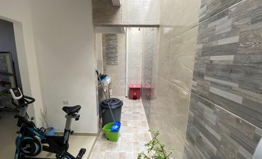 Casa de 2 pisos en Rosendo Garcés: 3 habitaciones, seguridad y confort