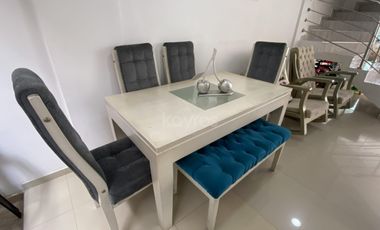 Casa de 2 pisos en Rosendo Garcés: 3 habitaciones, seguridad y confort