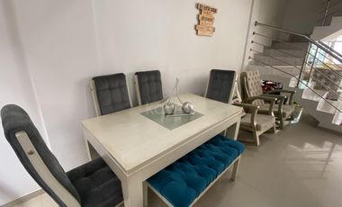 Casa de 2 pisos en Rosendo Garcés: 3 habitaciones, seguridad y confort