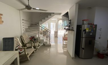 Casa de 2 pisos en Rosendo Garcés: 3 habitaciones, seguridad y confort