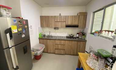 Casa de 2 pisos en Rosendo Garcés: 3 habitaciones, seguridad y confort