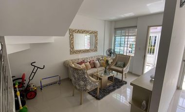 Casa de 2 pisos en Rosendo Garcés: 3 habitaciones, seguridad y confort