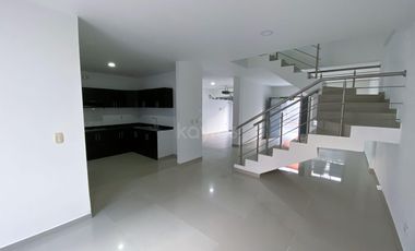 Se vende casa de dos pisos en Portal de la Candelaria Montería