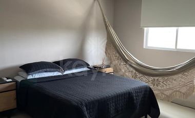 Apartaestudio amoblado de 60 m2 en el barrio Buenavista, Montería: Sala comedor y espacio moderno