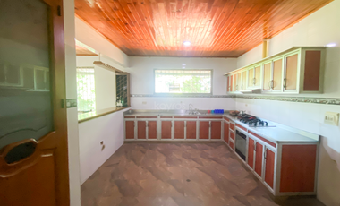 Escápate a la naturaleza: Amplia casa finca con kiosco y todos los servicios