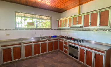 Escápate a la naturaleza: Amplia casa finca con kiosco y todos los servicios