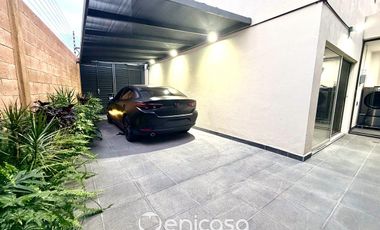 Casa en venta en Alta California- Dentro de coto, con excedente lateral