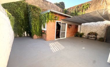 VENTA Casa interna, 3 dormitorios, patio y quincho con parrillero