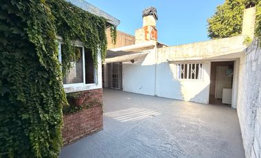 VENTA Casa interna, 3 dormitorios, patio y quincho con parrillero