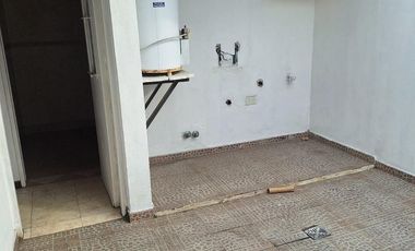 Venta PH - 3 ambientes - al frente - Sin expensas - con Patio - Lanús Este.