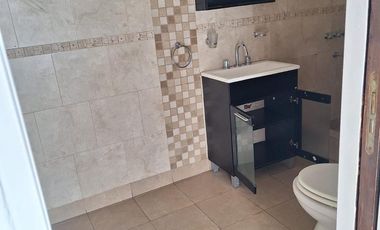 Venta PH - 3 ambientes - al frente - Sin expensas - con Patio - Lanús Este.