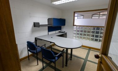 Vendo oficina de gran tamaño en 3 pisos en el centro, piso alto.