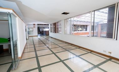 Vendo oficina de gran tamaño en 3 pisos en el centro, piso alto.