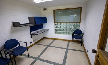 Vendo oficina de gran tamaño en 3 pisos en el centro, piso alto.