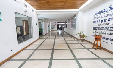 Vendo oficina de gran tamaño en 3 pisos en el centro, piso alto.