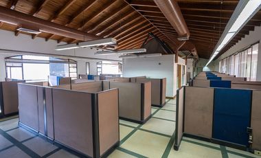 Vendo oficina de gran tamaño en 3 pisos en el centro, piso alto.