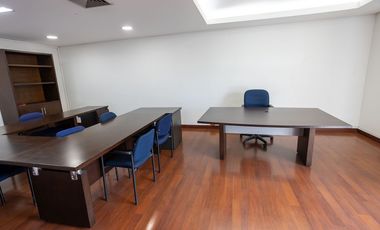 Vendo oficina de gran tamaño en 3 pisos en el centro, piso alto.