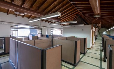 Vendo oficina de gran tamaño en 3 pisos en el centro, piso alto.