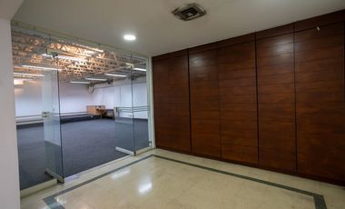 Vendo oficina de gran tamaño en 3 pisos en el centro, piso alto.