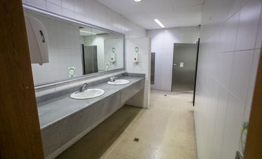 Vendo oficina de gran tamaño en 3 pisos en el centro, piso alto.