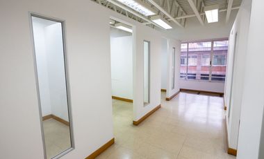 Vendo oficina de gran tamaño en 3 pisos en el centro, piso alto.