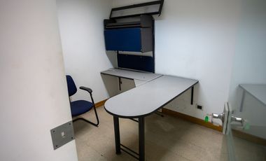 Vendo oficina de gran tamaño en 3 pisos en el centro, piso alto.