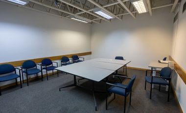 Vendo oficina de gran tamaño en 3 pisos en el centro, piso alto.