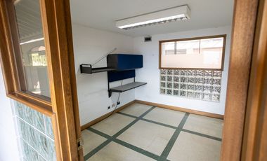 Vendo oficina de gran tamaño en 3 pisos en el centro, piso alto.