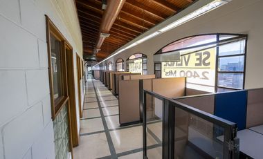 Vendo oficina de gran tamaño en 3 pisos en el centro, piso alto.